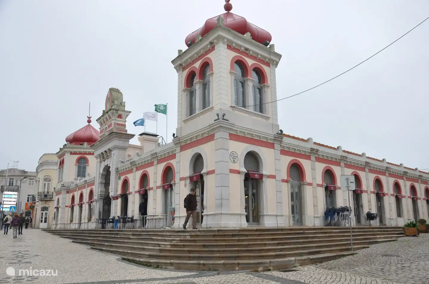 Mercado de Loulé, cubierto, abierto todos los días excepto los domingos, sábado también mercado exterior