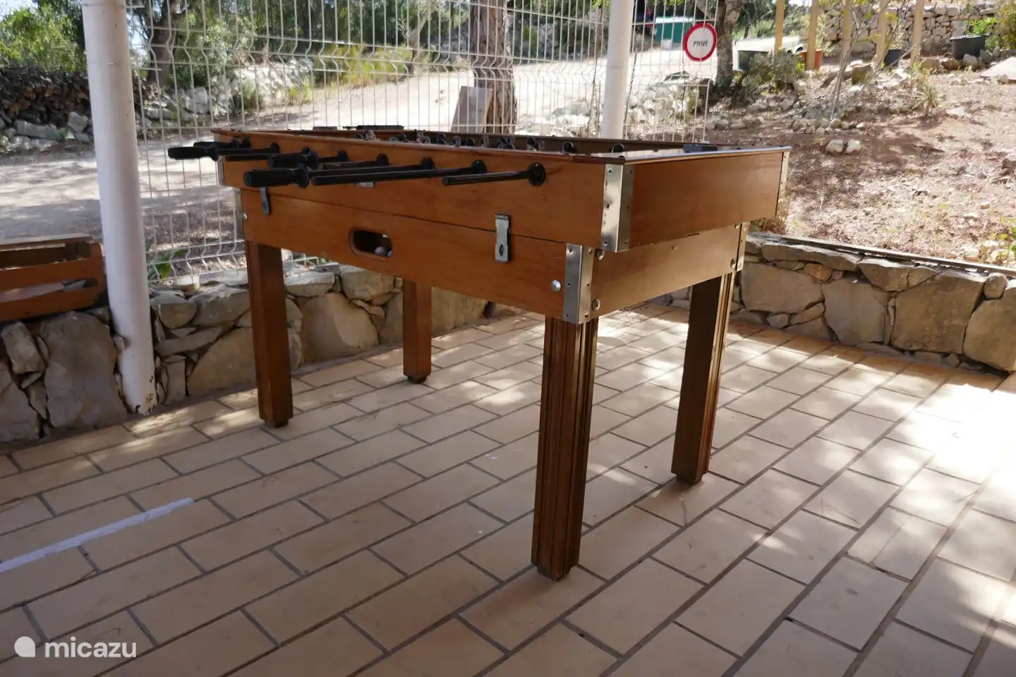 futbolín y dardo disponibles