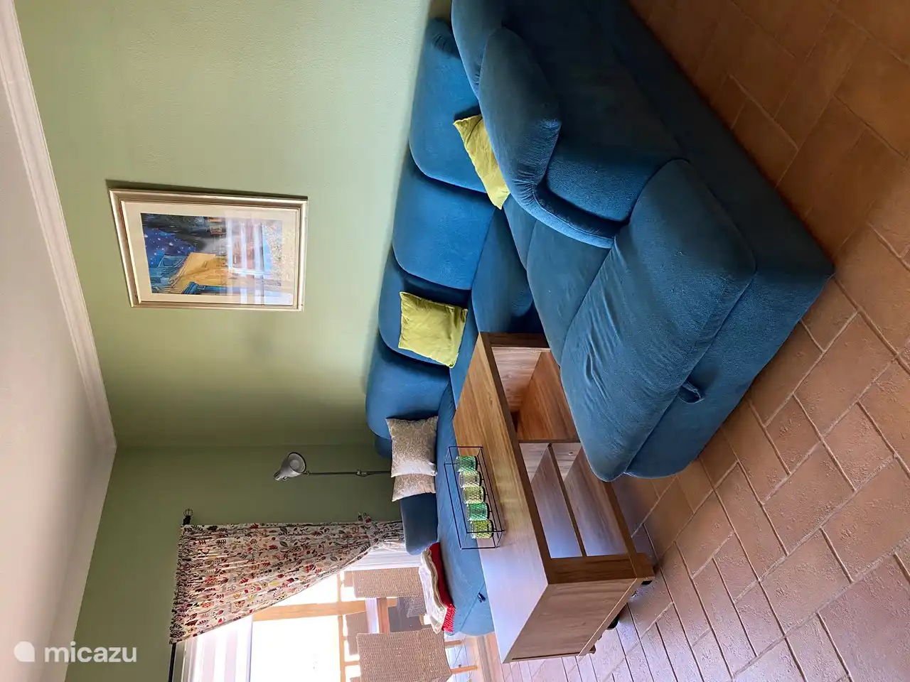 sala de estar con sofá extra, cama, TV y biblioteca