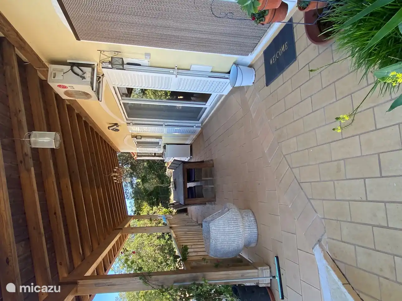 pérgola muy espaciosa con mesa grande