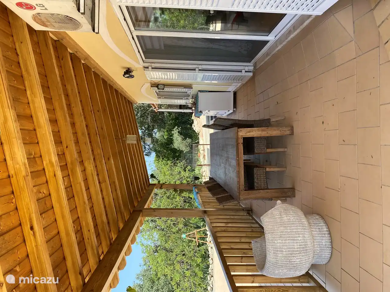 patio muy amplio con mesa grande y terraza muy amplia