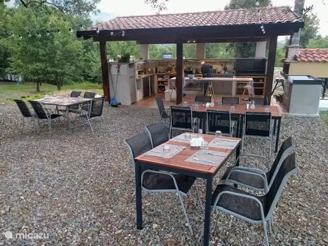 La cocina exterior con comedor Sotto l'olivo