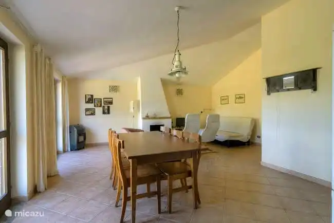 Sala de estar de Blu. A la izquierda, verá las puertas del patio, que tienen mosquiteros corredizos.