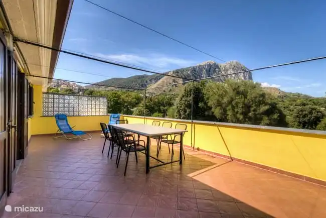 El Monte Bulgheria está siempre a la vista con sus 1241 metros de altitud