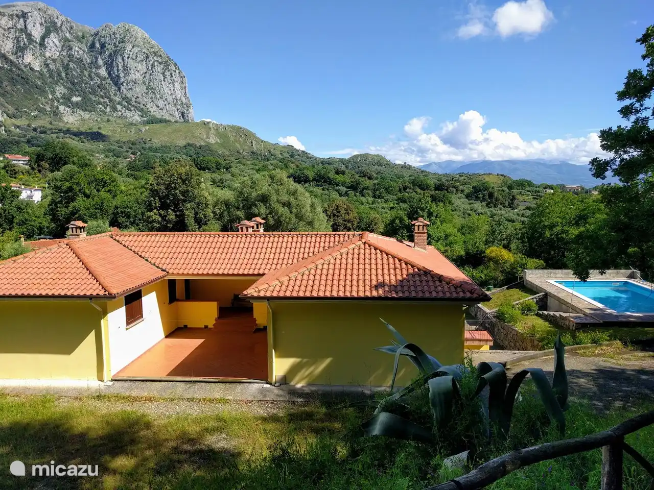Detrás de Blu hay un patio tranquilo.