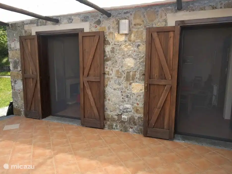 Cierras las pantallas. ¡Deshazte de los mosquitos! ¡Bienvenida, brisa fresca!