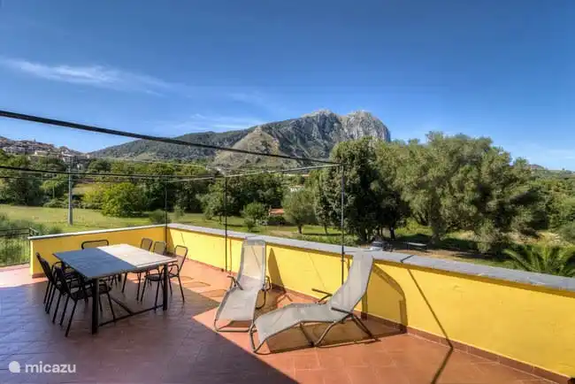 Monte Bulgheria se asienta majestuosamente sobre San Giovanni