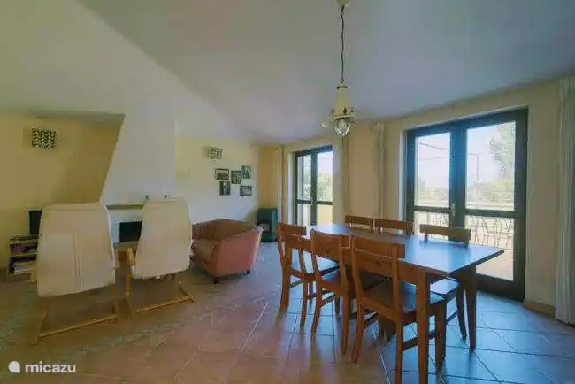 Bianco tiene una hermosa sala de estar con un comedor para siete y una librería bien surtida. También hay un sofá que se convierte en una excelente cama doble en un abrir y cerrar de ojos.