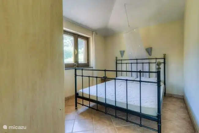 El dormitorio 'de los padres', por supuesto con mosquiteras en las ventanas