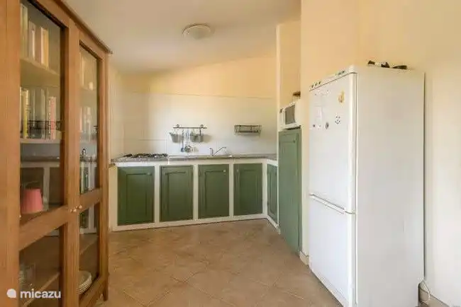 La cocina es de madera de estilo antiguo con sobre de granito. Por supuesto que está totalmente equipado.