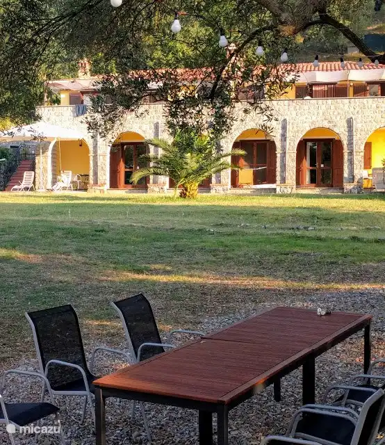 Cuando te sientas a la mesa bajo el olivo, puedes ver tu propio apartamento. Abajo a la izquierda es Verde