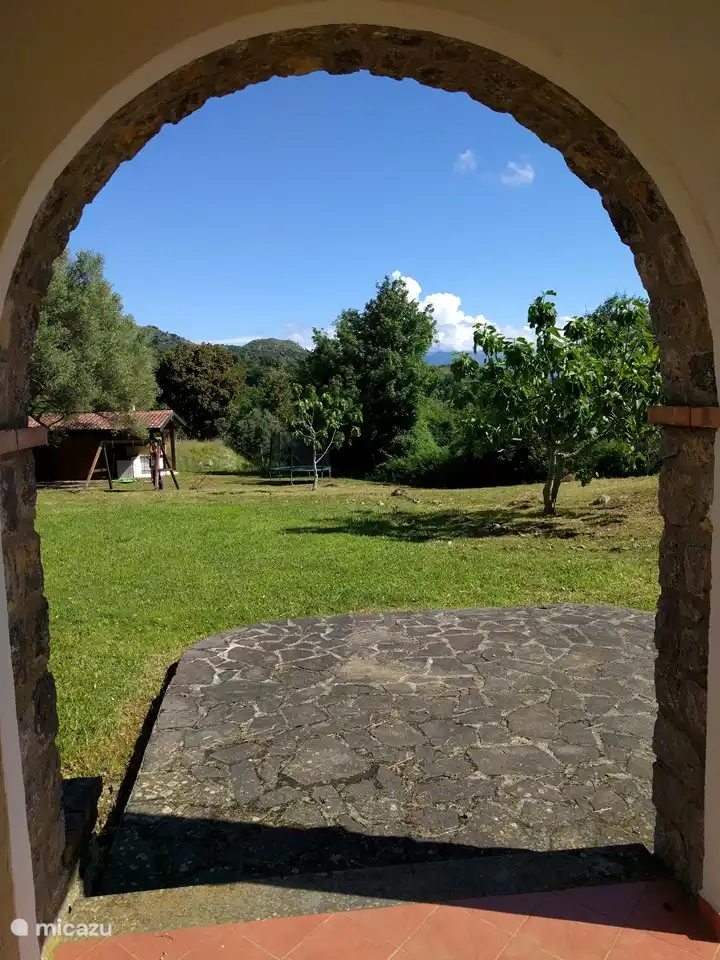 Verde tiene una terraza bajo la arcada, pero también una terraza exterior en el jardín. Desde debajo de la arcada se tiene una hermosa vista sobre el jardín.