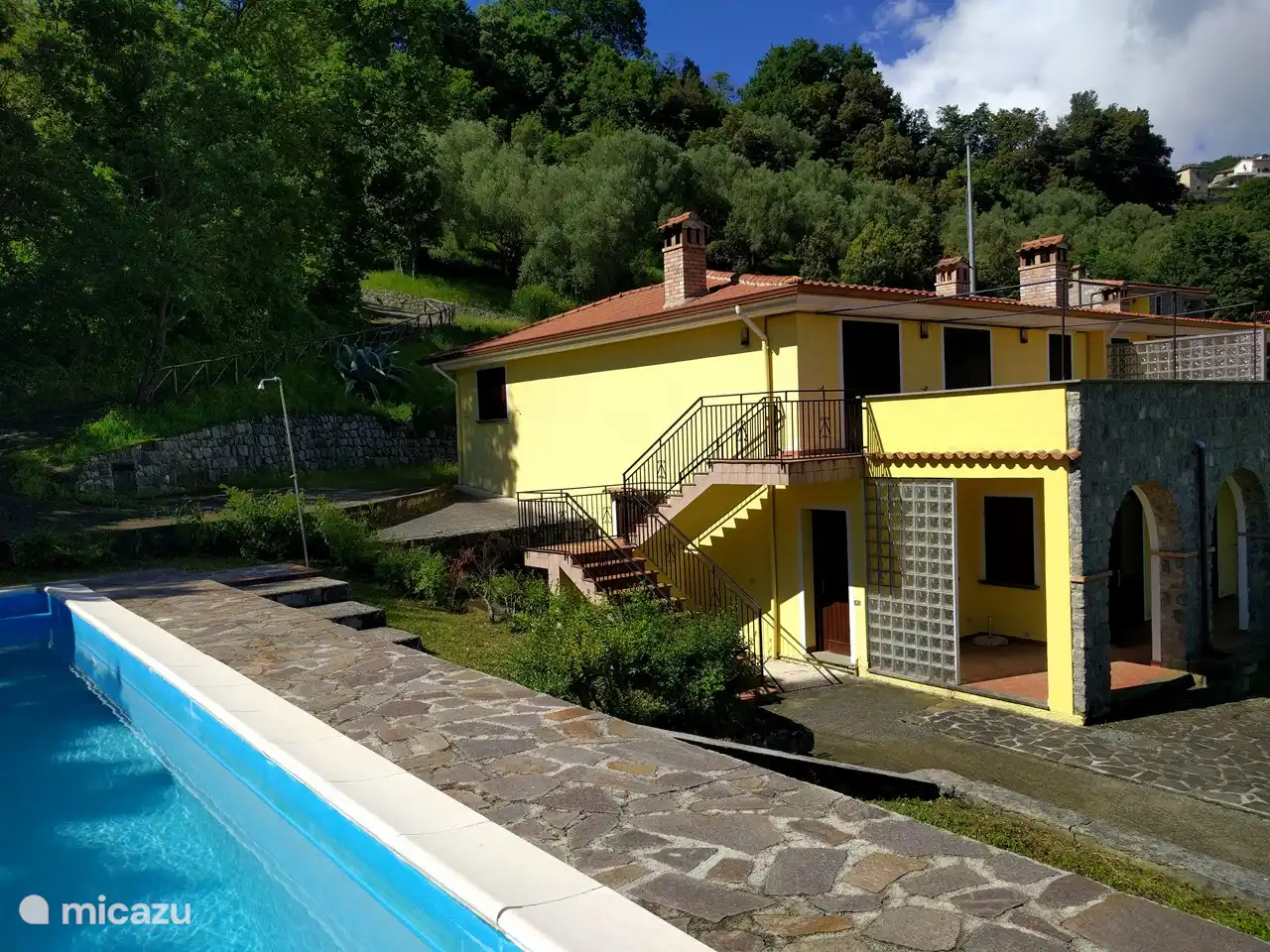 Verde (abajo) de la piscina. ¡Por supuesto que flotas allí en tres segundos!