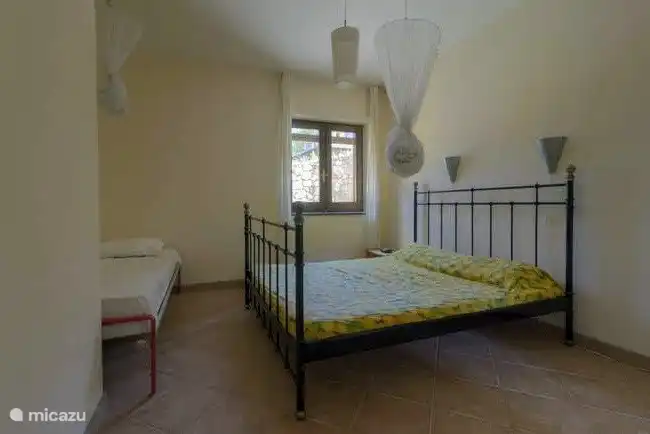 El dormitorio principal tiene espacio suficiente para una cama doble grande, una cama individual separada y un armario.