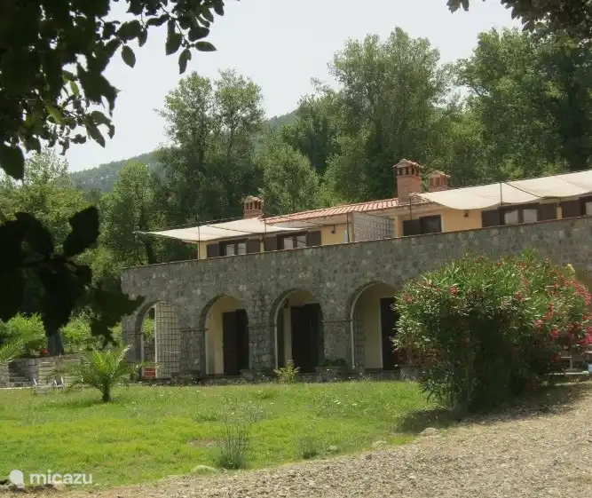 En la parte inferior izquierda encontrará Verde con terraza, directamente en el jardín.