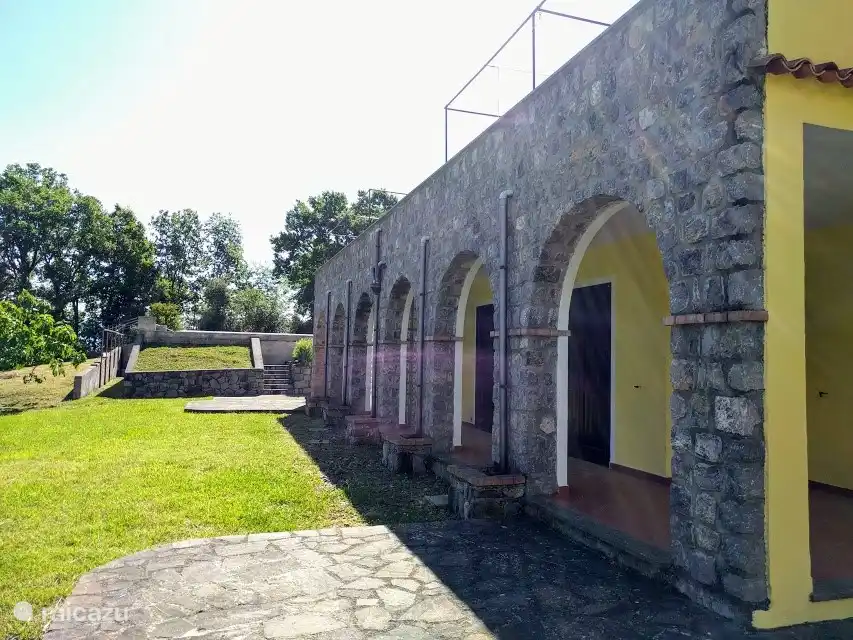 Abajo a la derecha: Giallo. Justo delante de la piscina.
