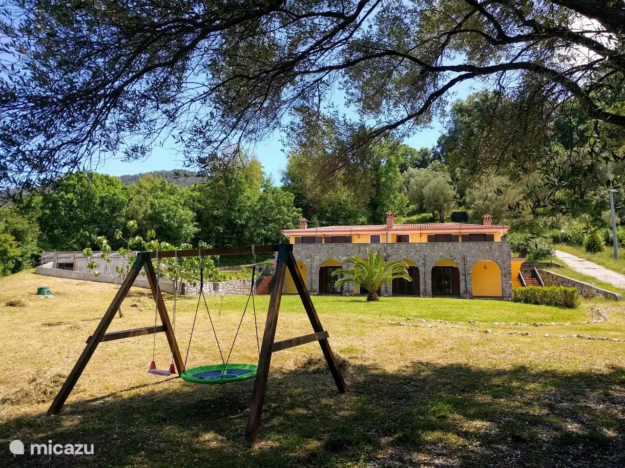 La piscina a la izquierda, Giallo a la derecha