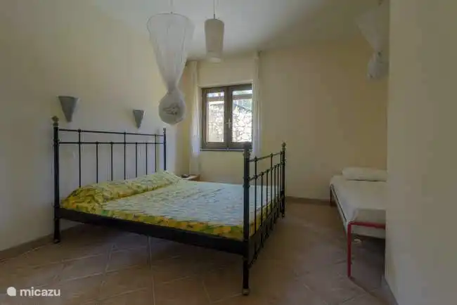 El dormitorio no solo ofrece espacio para una cama doble y un armario, sino también para una cama separada, por ejemplo, para un niño. Además, todavía hay suficiente espacio para una cuna.
