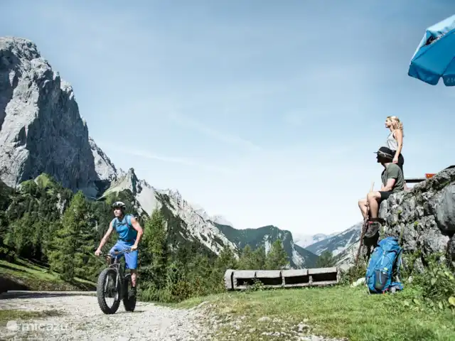 Location de Vacances Autriche, Tyrol, Leutasch, appartement - Appartement Ostbacher Stern C 108 faire du vélo dans le Gaistal