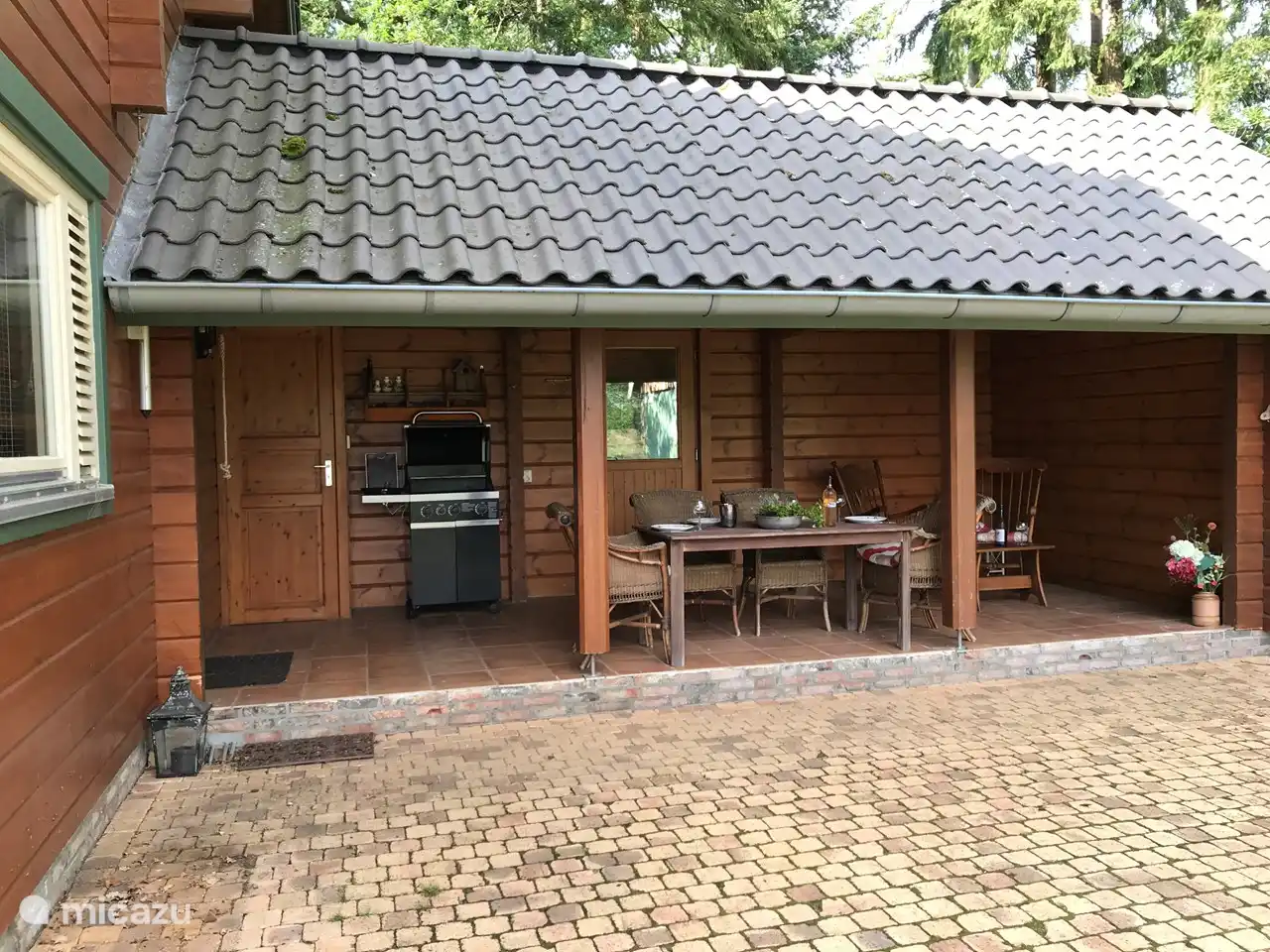 Überdachte Veranda mit Grill.