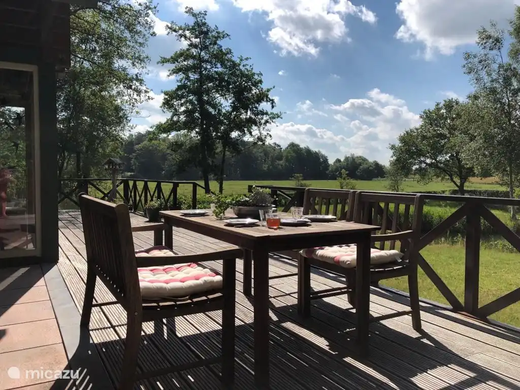 Große Terrasse und ideal zum draußen sitzen oder essen.