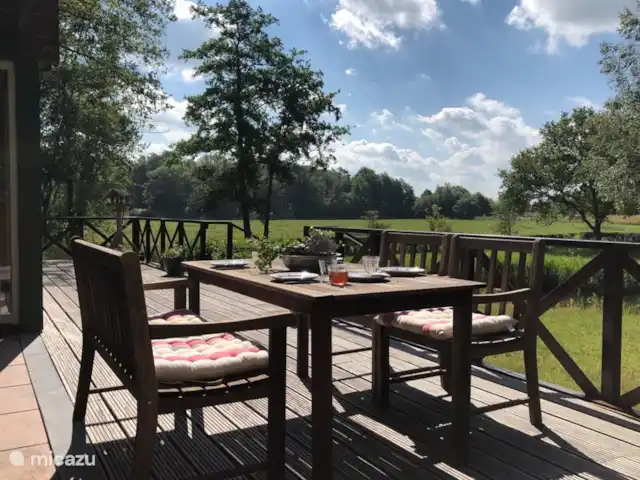 De Olde Regge | Pays-Bas, Overijssel, Ommen - maison de vacances Grande terrasse et merveilleux pour s'asseoir ou manger à l'extérieur.