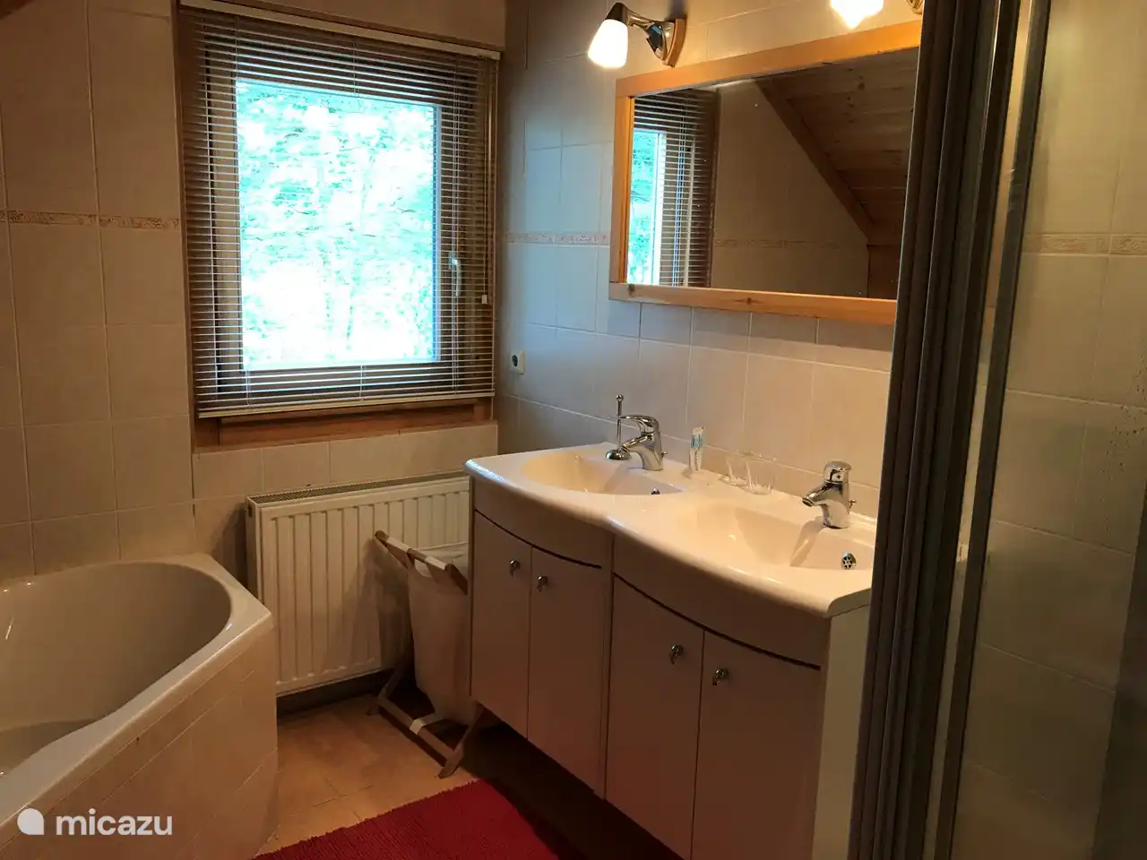 Badezimmer mit Dusche, Badewanne und Doppelwaschbecken