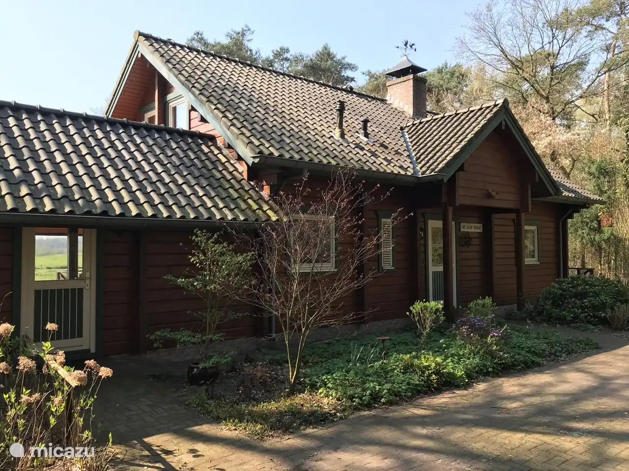 Viel Privatsphäre durch freistehende Lage mit viel Parkplatz.