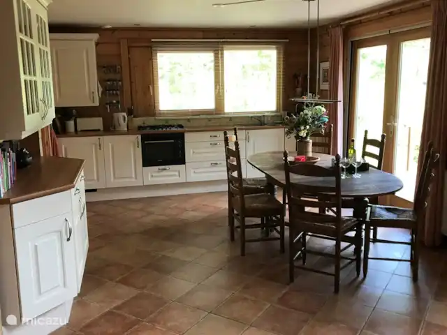 De Olde Regge | Pays-Bas, Overijssel, Ommen - maison de vacances Cuisine ouverte avec tous les équipements et table à manger.