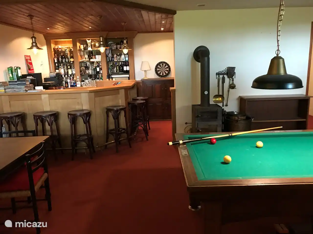 Im Untergeschoss befindet sich ein Aufenthaltsraum mit eigener Bar und Billard.