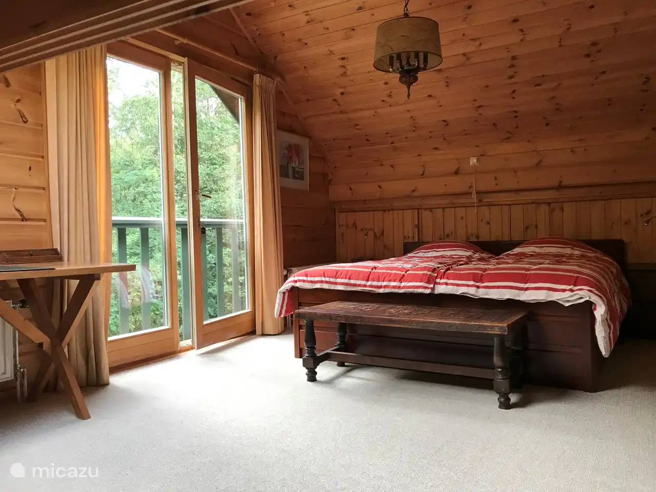 Schlafzimmer 1 mit Doppelbett und Einzelbett.