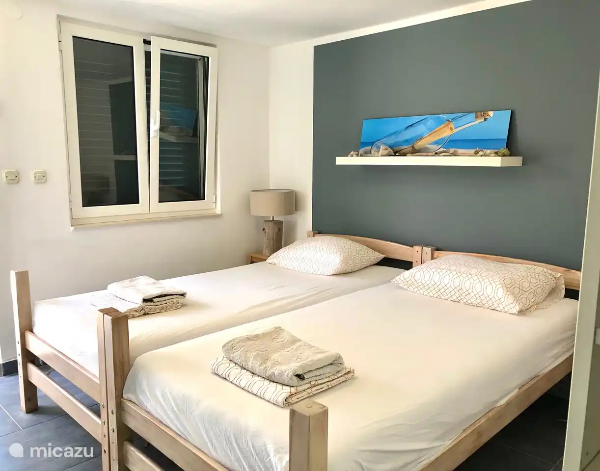 A5: bedroom with 2 x single bed