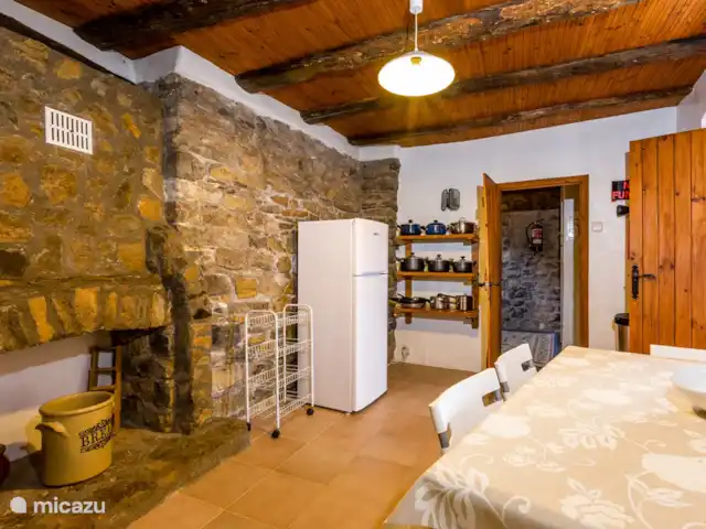 Casa Mauri - Ferme | Espagne, Catalogne, Tremp - appartement Il y a un grand frigo et beaucoup de casseroles.