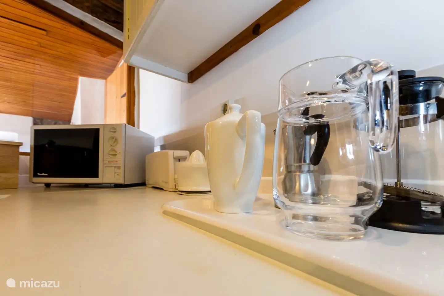 Die Küche verfügt über ein umfangreiches Sortiment an Kochutensilien.