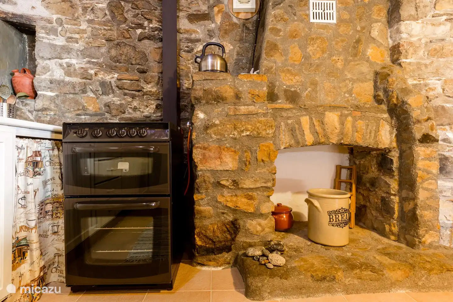 Der Gasherd hat 2 Backöfen und 4 Brenner. Rechts ist der alte Kamin zu sehen.