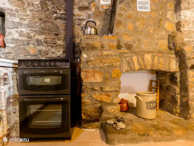 Casa Mauri - Ferme | Espagne, Catalogne, Tremp - appartement La cuisinière à gaz a 2 fours et 4 brûleurs. L'ancienne cheminée est visible sur la droite.