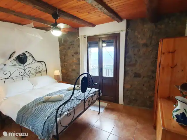 Casa Mauri - Ferme | Espagne, Catalogne, Tremp - appartement Chambre 1, avec balcon à la française et ventilateur de plafond.