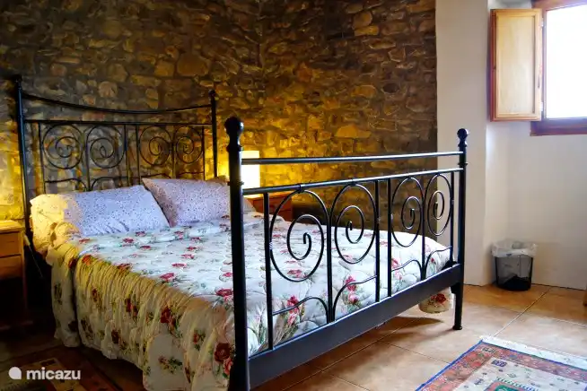 Schlafzimmer 2 hat auch einen Deckenventilator.