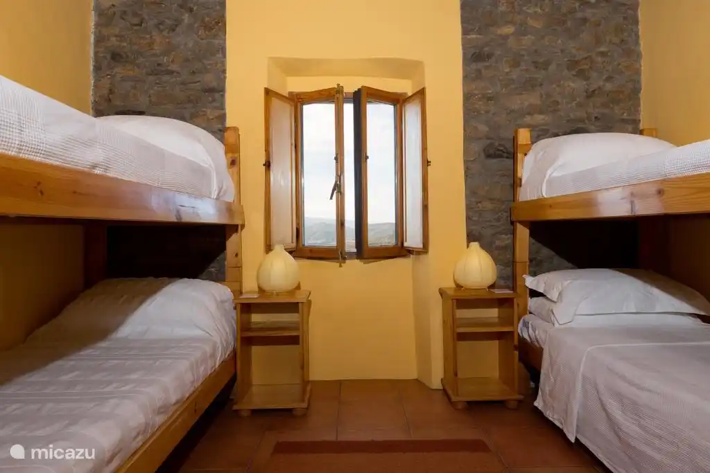 Schlafzimmer 3 hat zwei Etagenbetten.