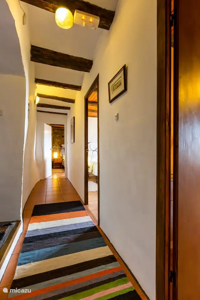 Der Flur zu den Schlafzimmern und Bädern