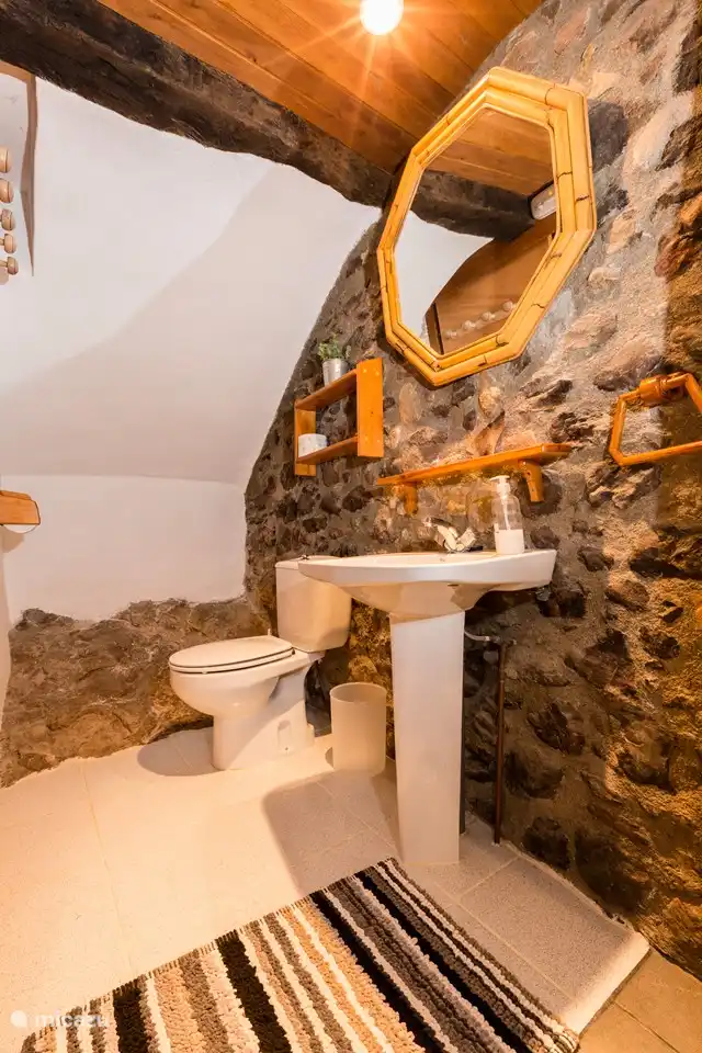 Es gibt zwei Badezimmer.