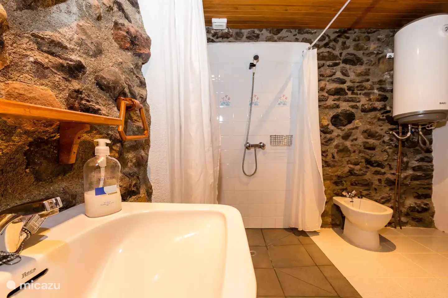 Dieses Badezimmer verfügt über ein Bidet.