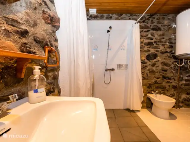 Casa Mauri - Ferme | Espagne, Catalogne, Tremp - appartement Cette salle de bain a un bidet.