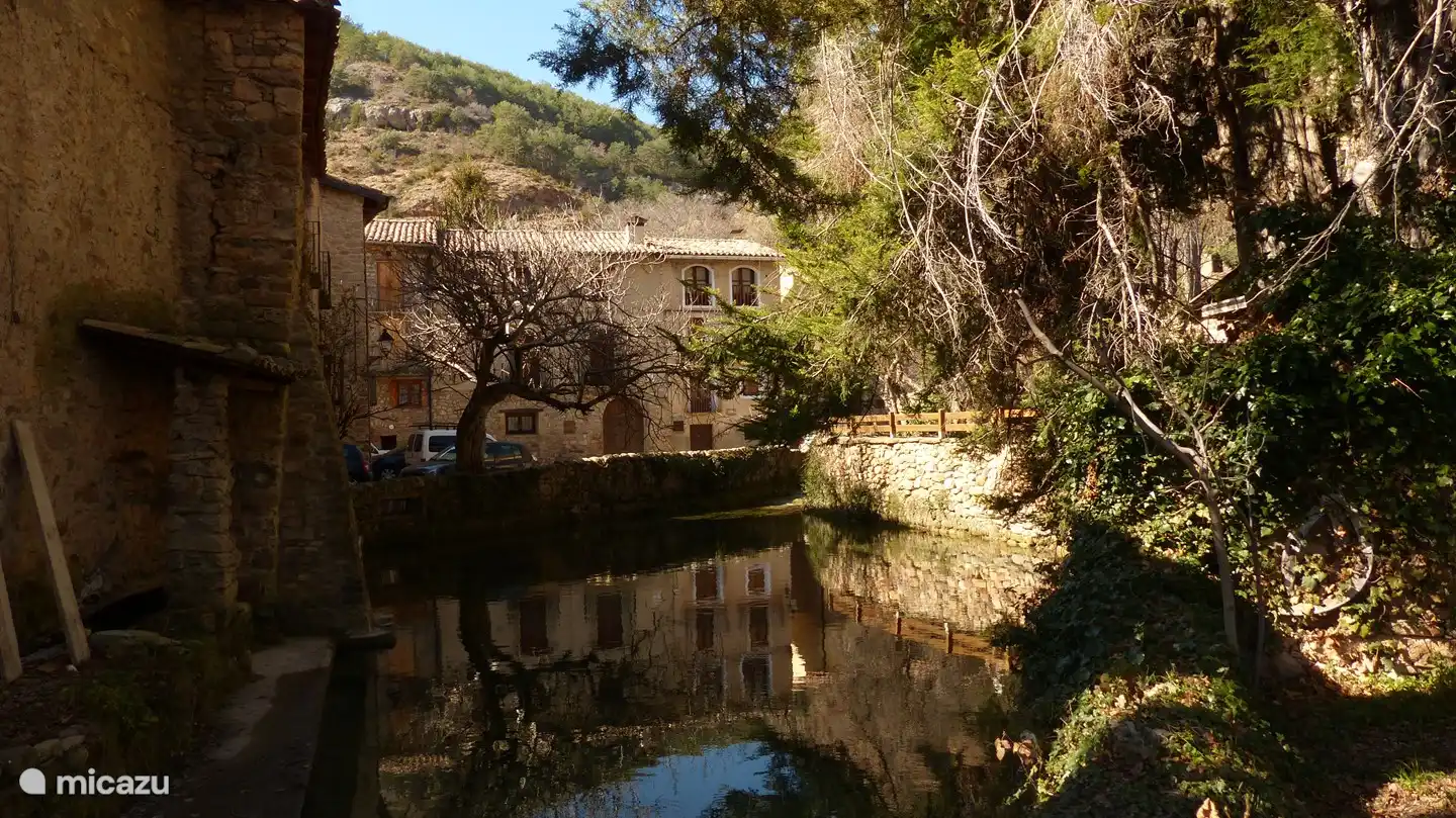 Rivert, eine grüne Oase mit Wasserfall.