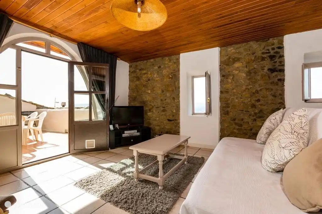 Der Sitzbereich mit Türen zur Terrasse.