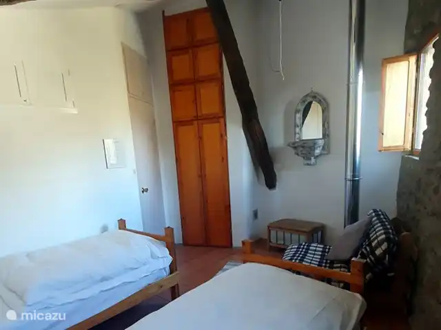 Casa Mauri - Le Chalet | Espagne, Catalogne, Tremp - appartement Cette chambre a une grande armoire intégrée.