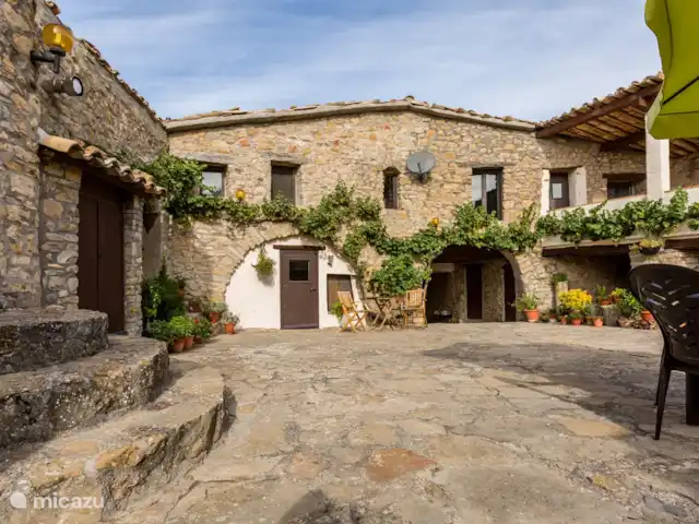 Casa Mauri - Le Chalet | Espagne, Catalogne, Tremp - appartement Le patio avec la terrasse privée du Cottage sur la droite.
