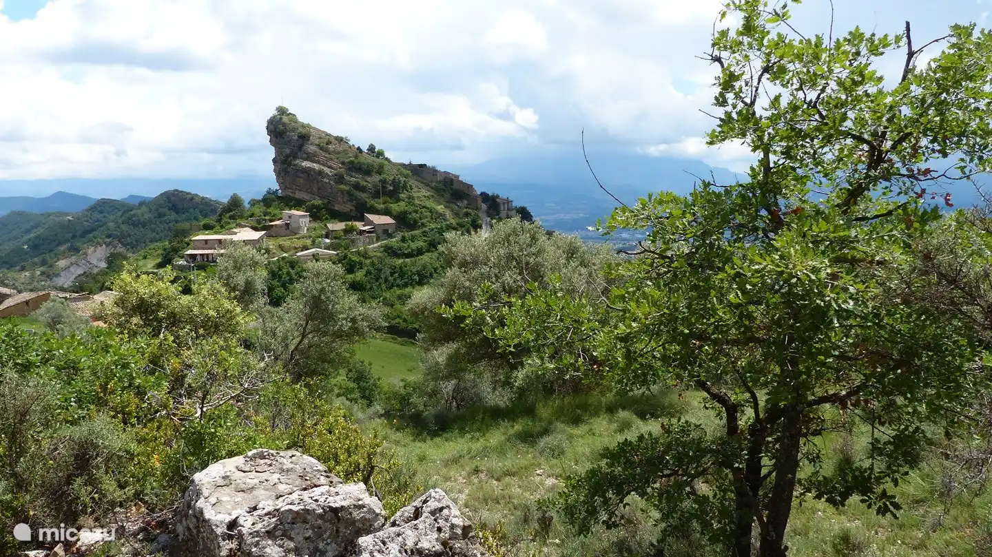 Santa Engràcia ist auf und um diesen markanten Felsen herum gebaut.