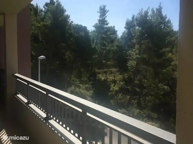 appartement huren in Kroatië, Dalmatië, Makarska – Apartment Maral Makarska Dalmatie Villa Makarska, overdekt balkon met ligbedden