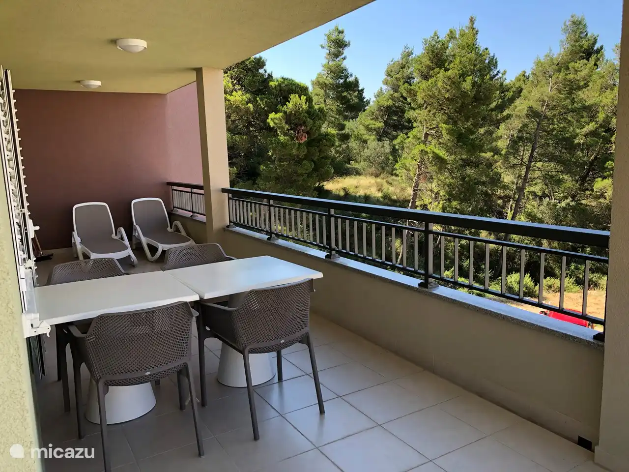Large, covered balcony on the dining room side